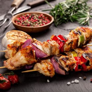 Brochette de poulet avec poivron et oignon